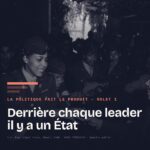 Carte du volet 1 « Derrière chaque leader il y a un État » : deux femmes officiers se passent une bouteille au comptoir d'une cantine militaire
