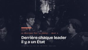 Carte du volet 1 « Derrière chaque leader il y a un État » : deux femmes officiers se passent une bouteille au comptoir d'une cantine militaire