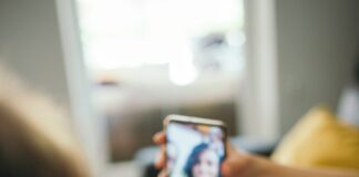 Quatre utilisateurs, zéro churn : le retour du logiciel situé Un enfant montre un dessin devant un téléphone posé sur une table, en visio avec un proche, dans un salon