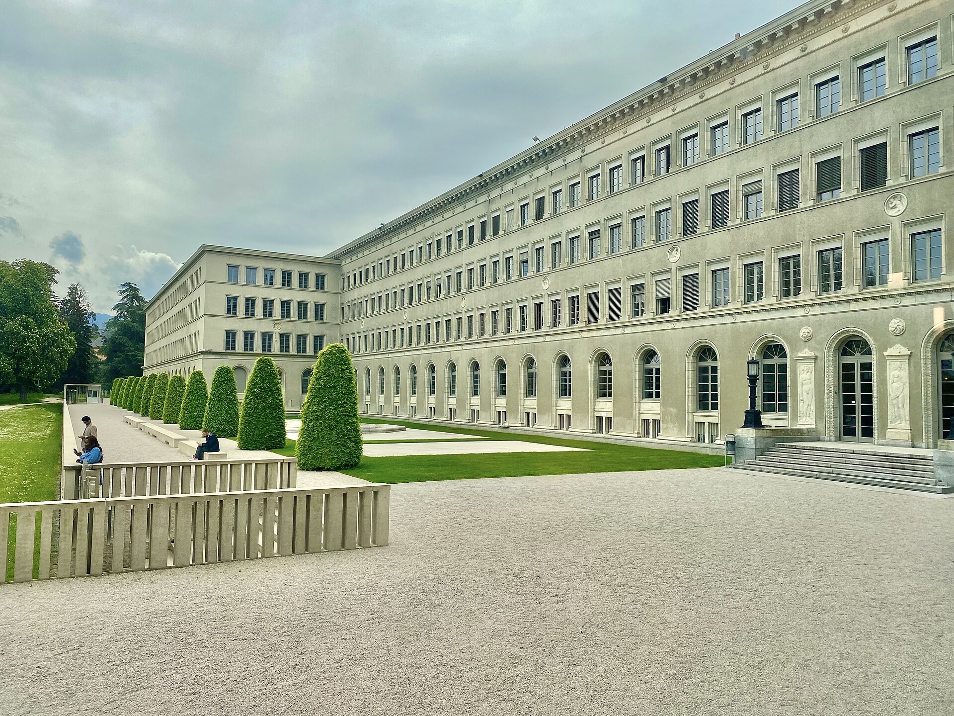Le Centre William-Rappard, grand batiment de pierre entoure de jardins, a Geneve.