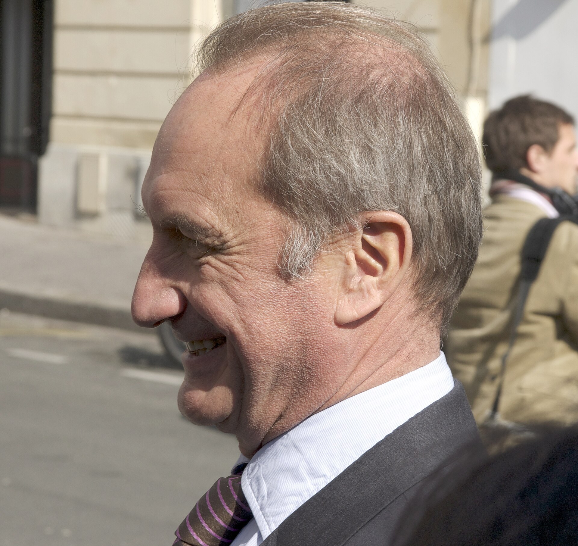 Gerard Longuet de profil, souriant.