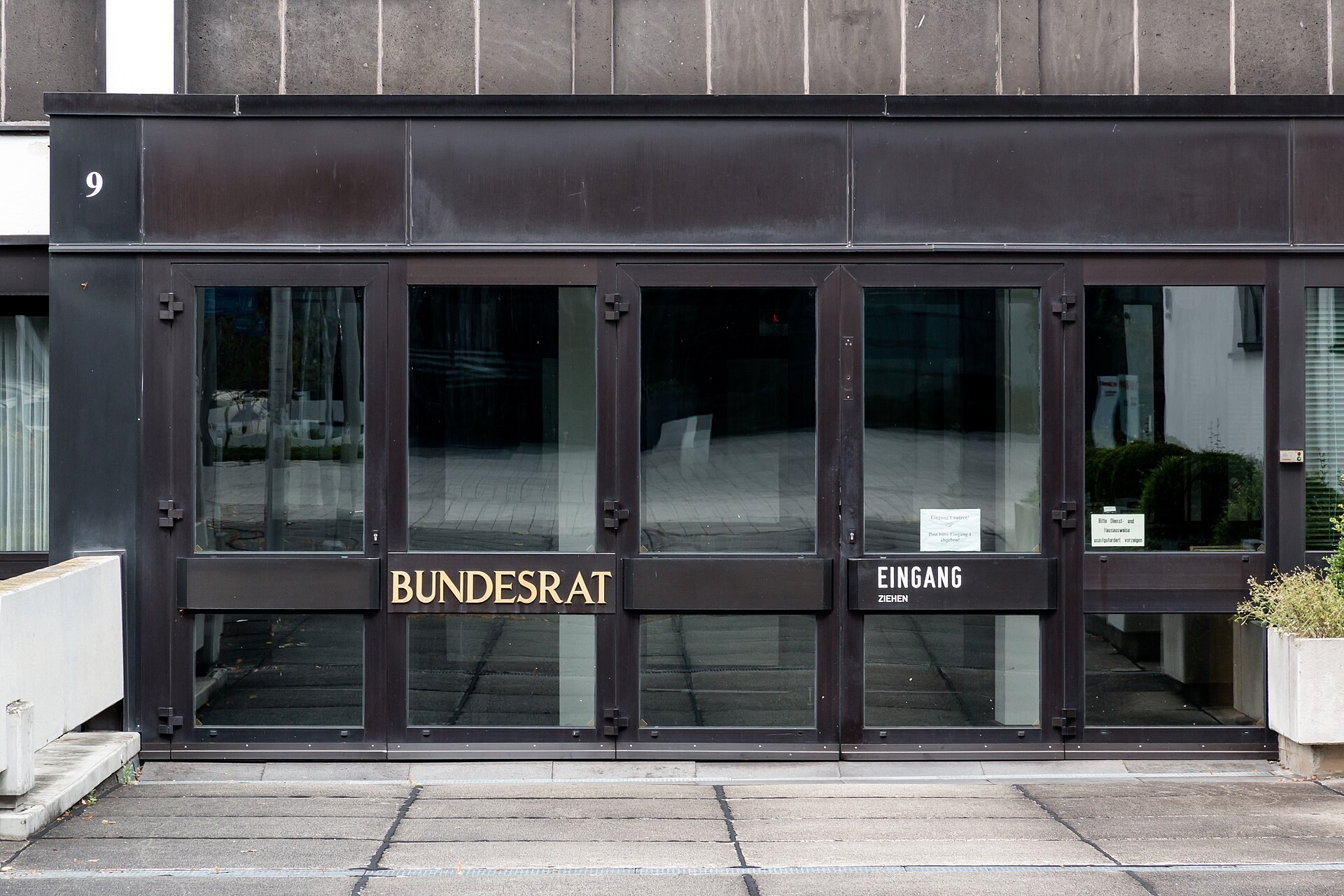 L entree de l ancien Bundesrat a Bonn, portes vitrees et lettres dorees.