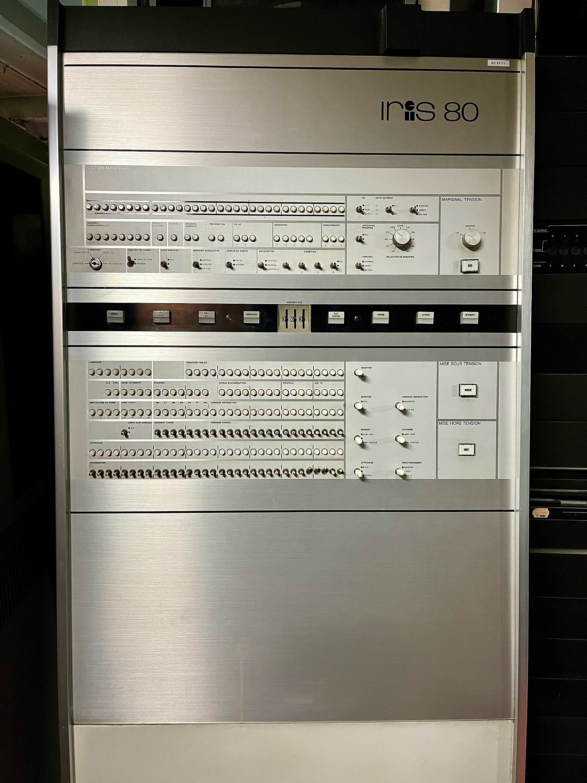Le panneau frontal de l ordinateur IRIS 80 de la CII.