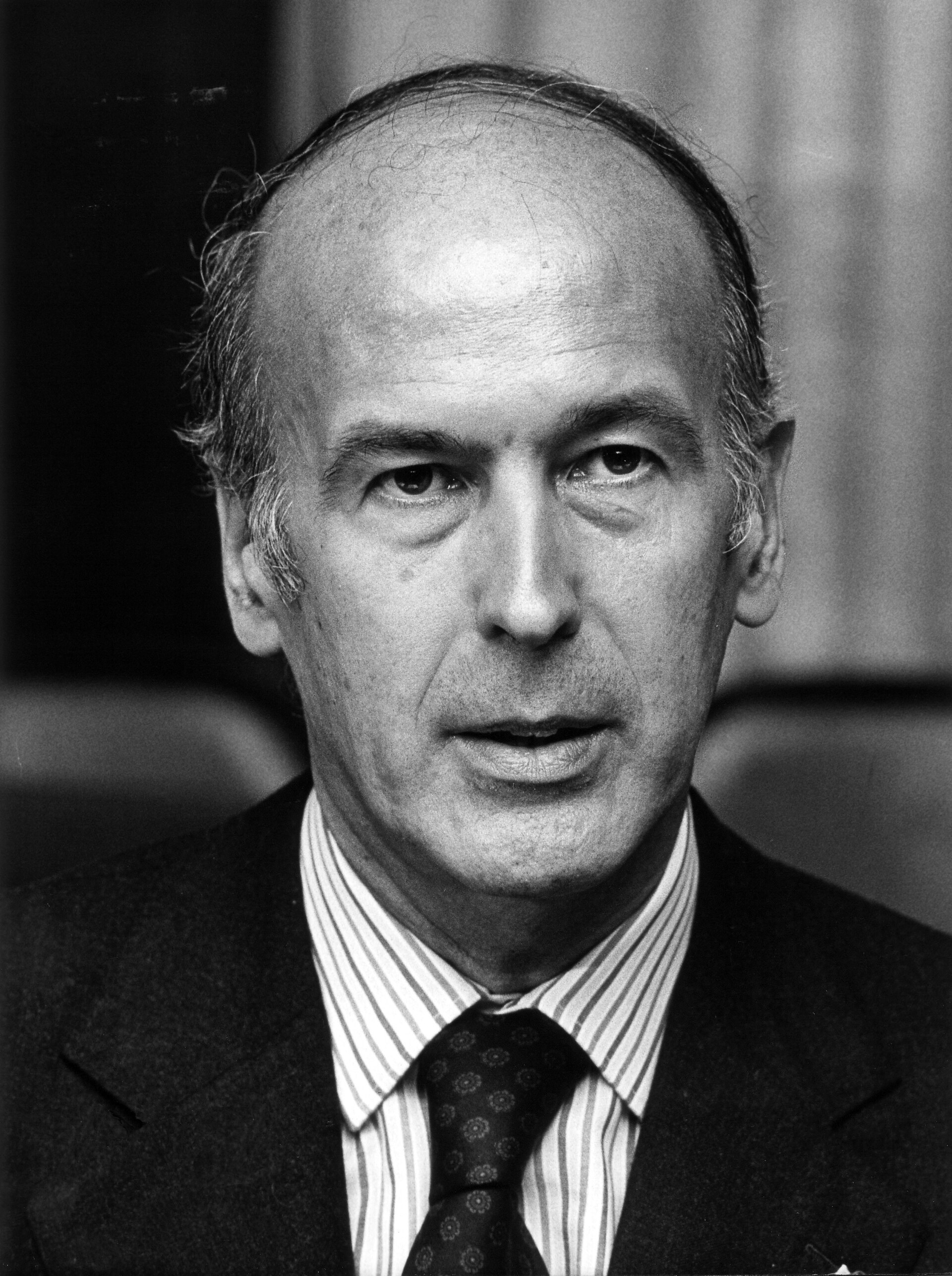 Portrait en noir et blanc de Valery Giscard d Estaing.
