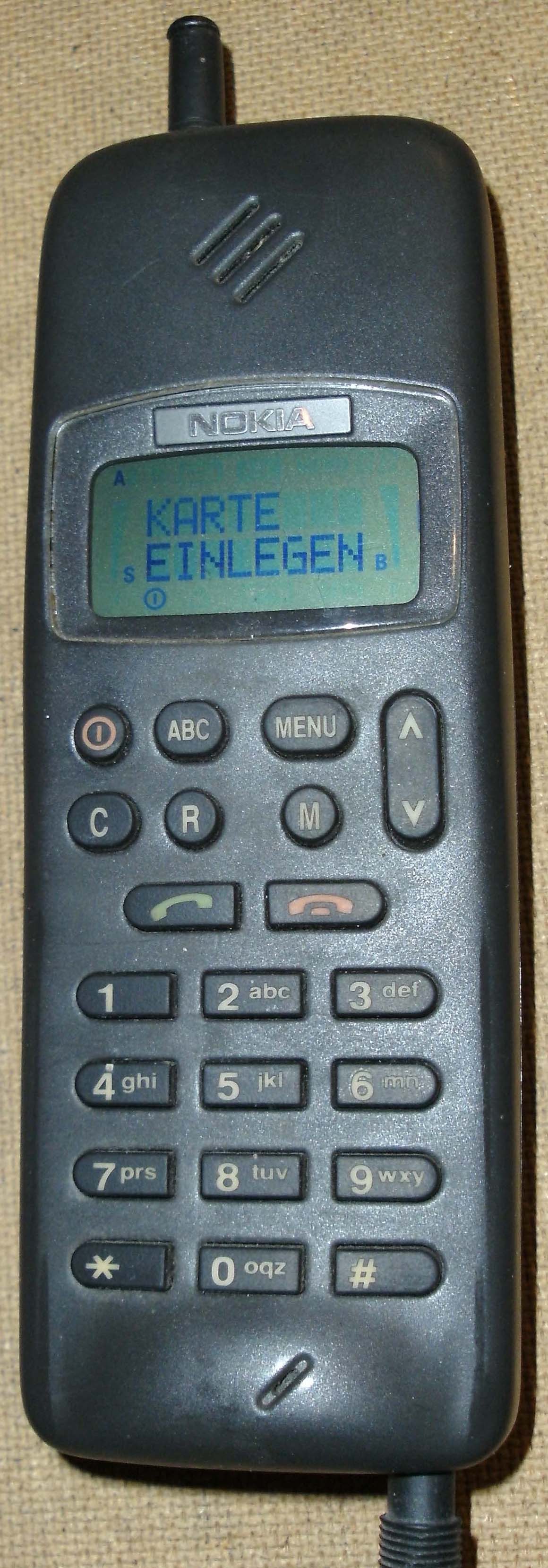 Un telephone mobile Nokia 1011 noir avec son antenne.