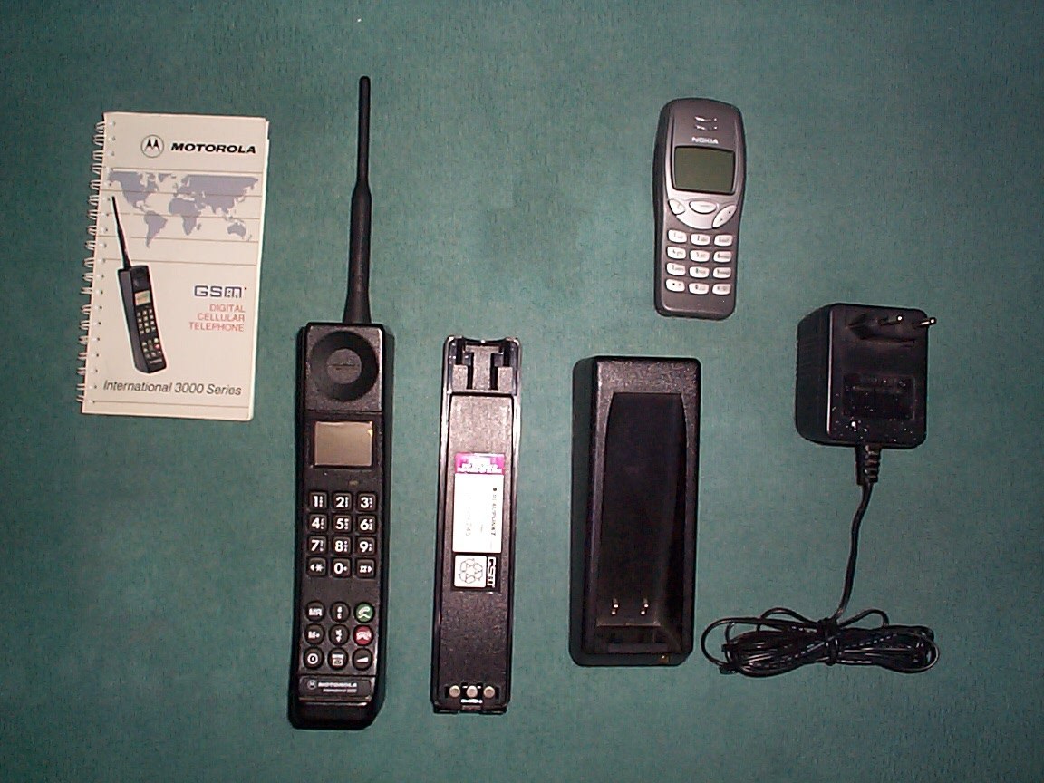 Un telephone Motorola International 3200 avec son manuel, sa batterie et son chargeur.