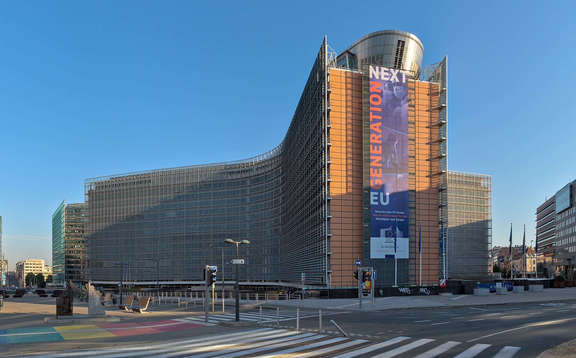 Le Berlaymont, siege de la Commission europeenne a Bruxelles, sous un ciel bleu.
