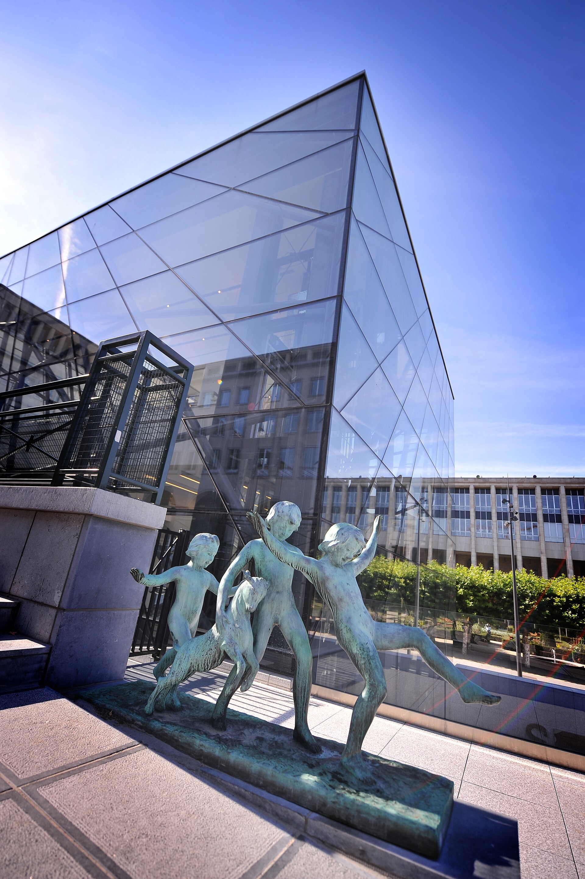 Le centre de congres Square a Bruxelles, facade vitree et sculpture.