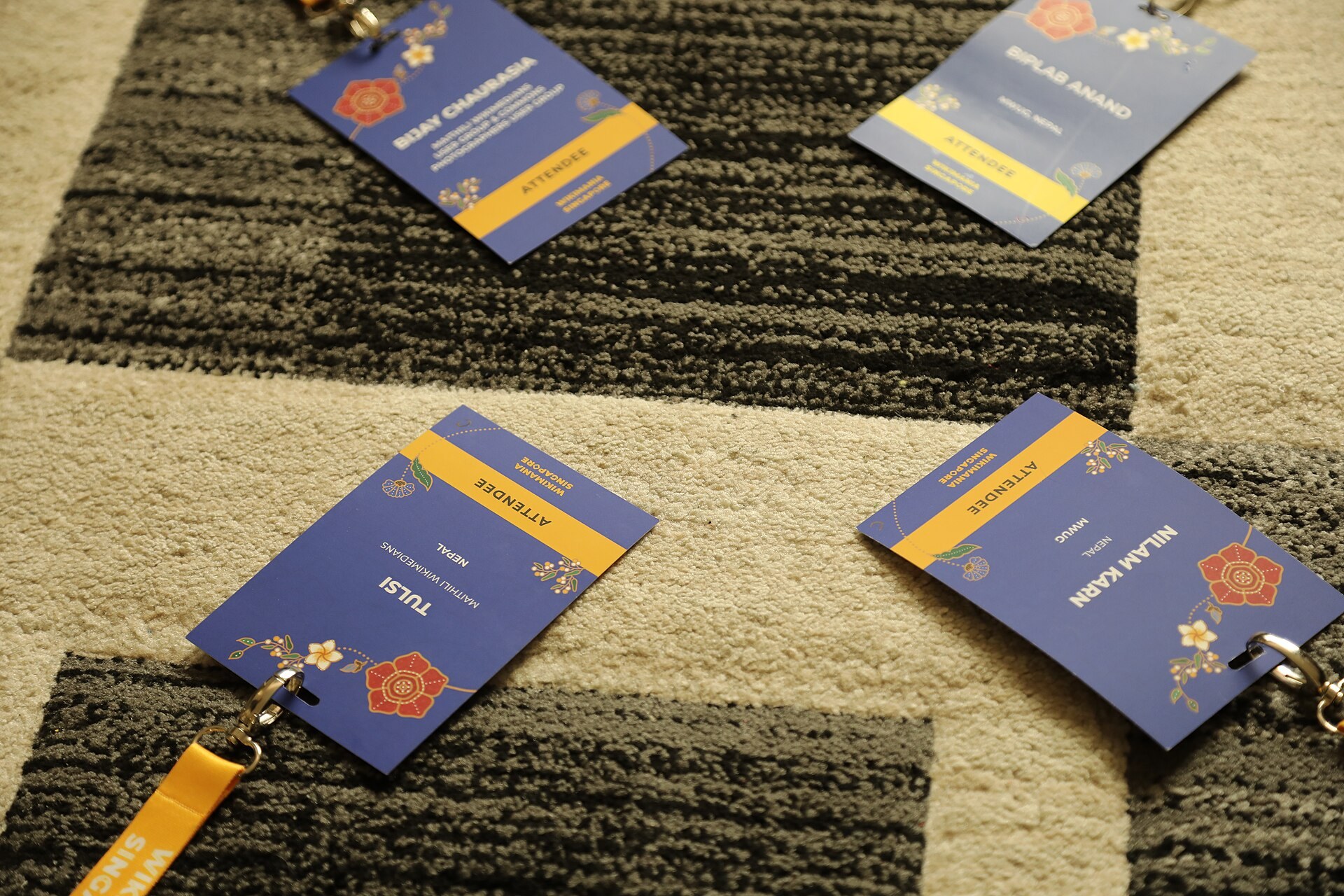 Des badges de participants poses sur une table lors d une conference.