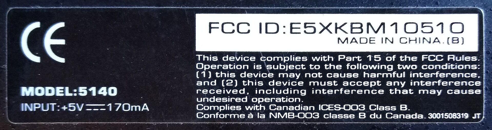 L etiquette d un clavier avec le logo CE et un identifiant FCC.
