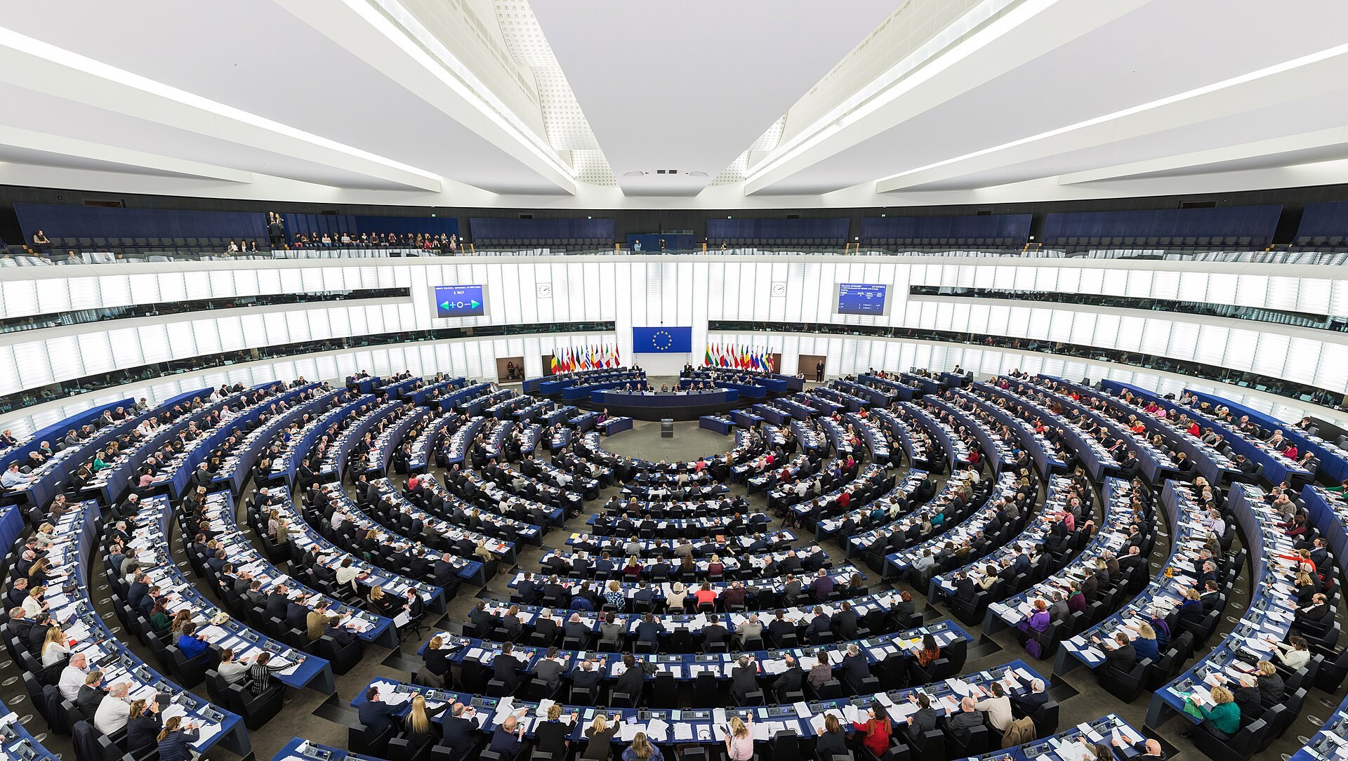L hemicycle du Parlement europeen a Strasbourg, rempli de deputes.