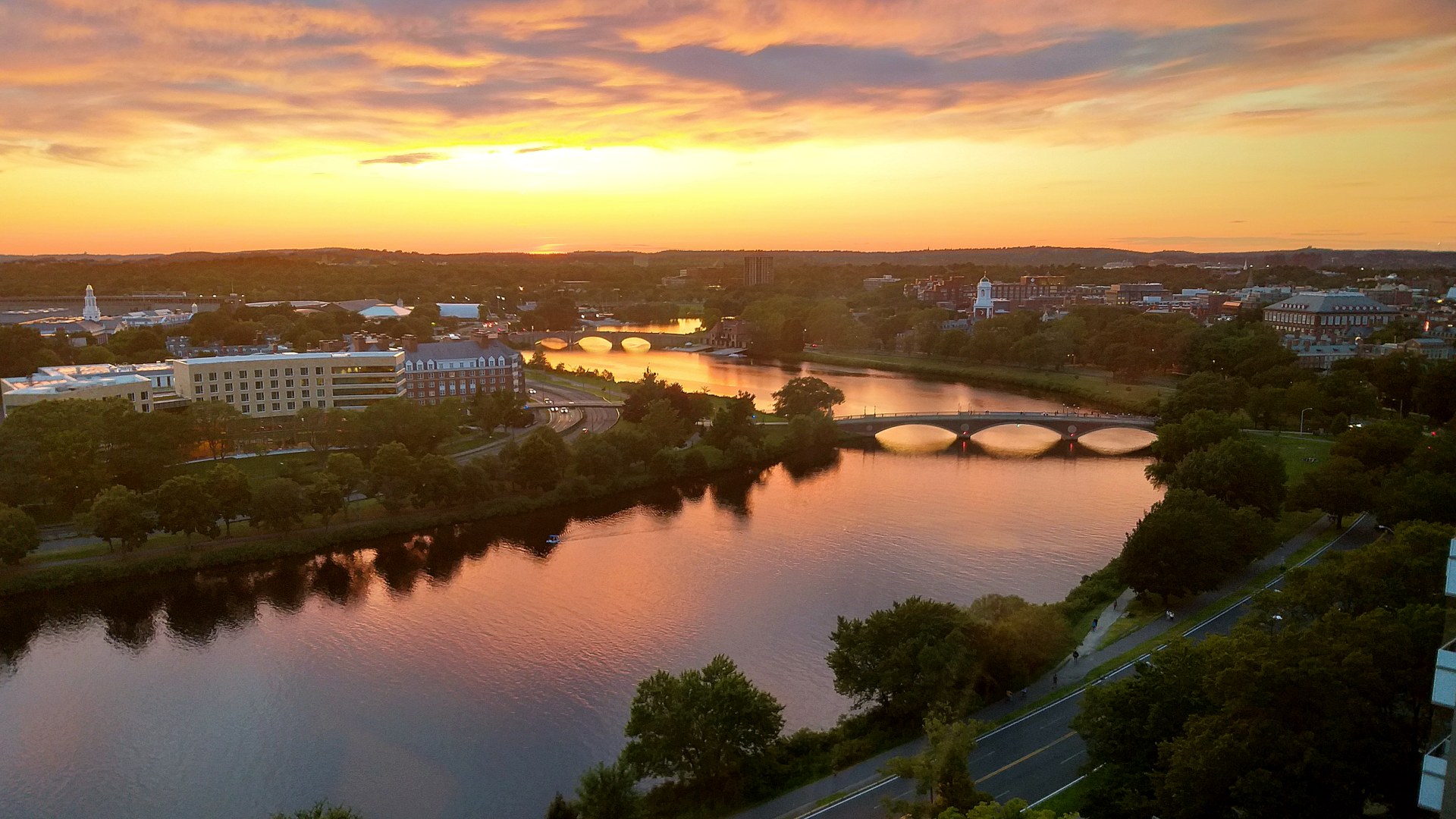 La rivière Charles et le campus de Harvard au coucher du soleil.