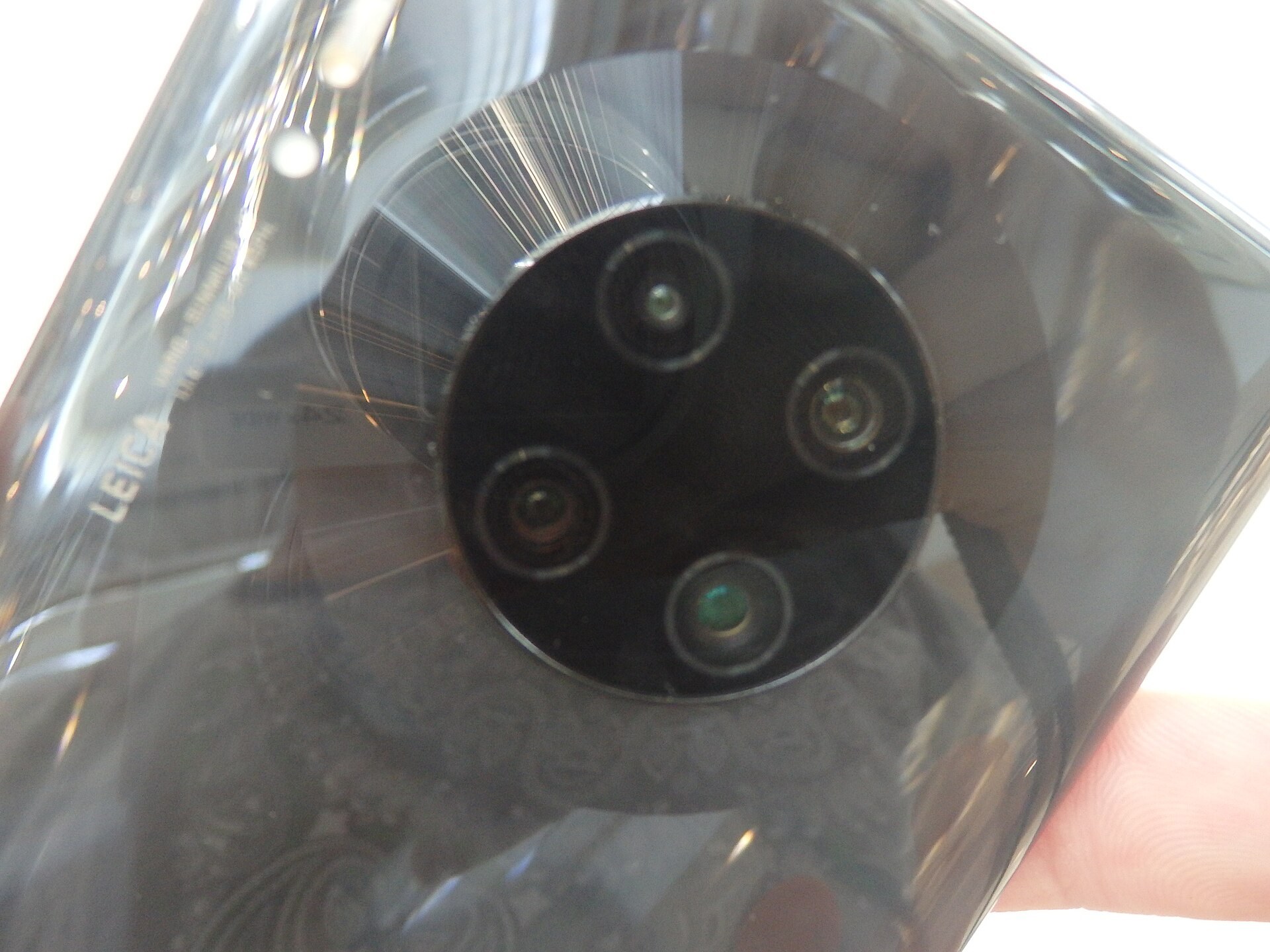 Le module photo circulaire à quatre objectifs au dos d'un smartphone Huawei Mate 30 Pro.