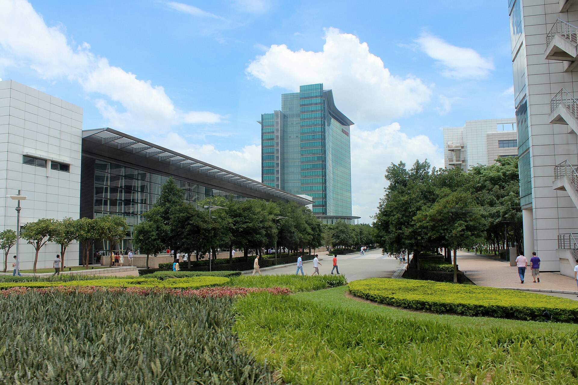 Les bâtiments du siège de Huawei à Shenzhen, avec des jardins au premier plan.