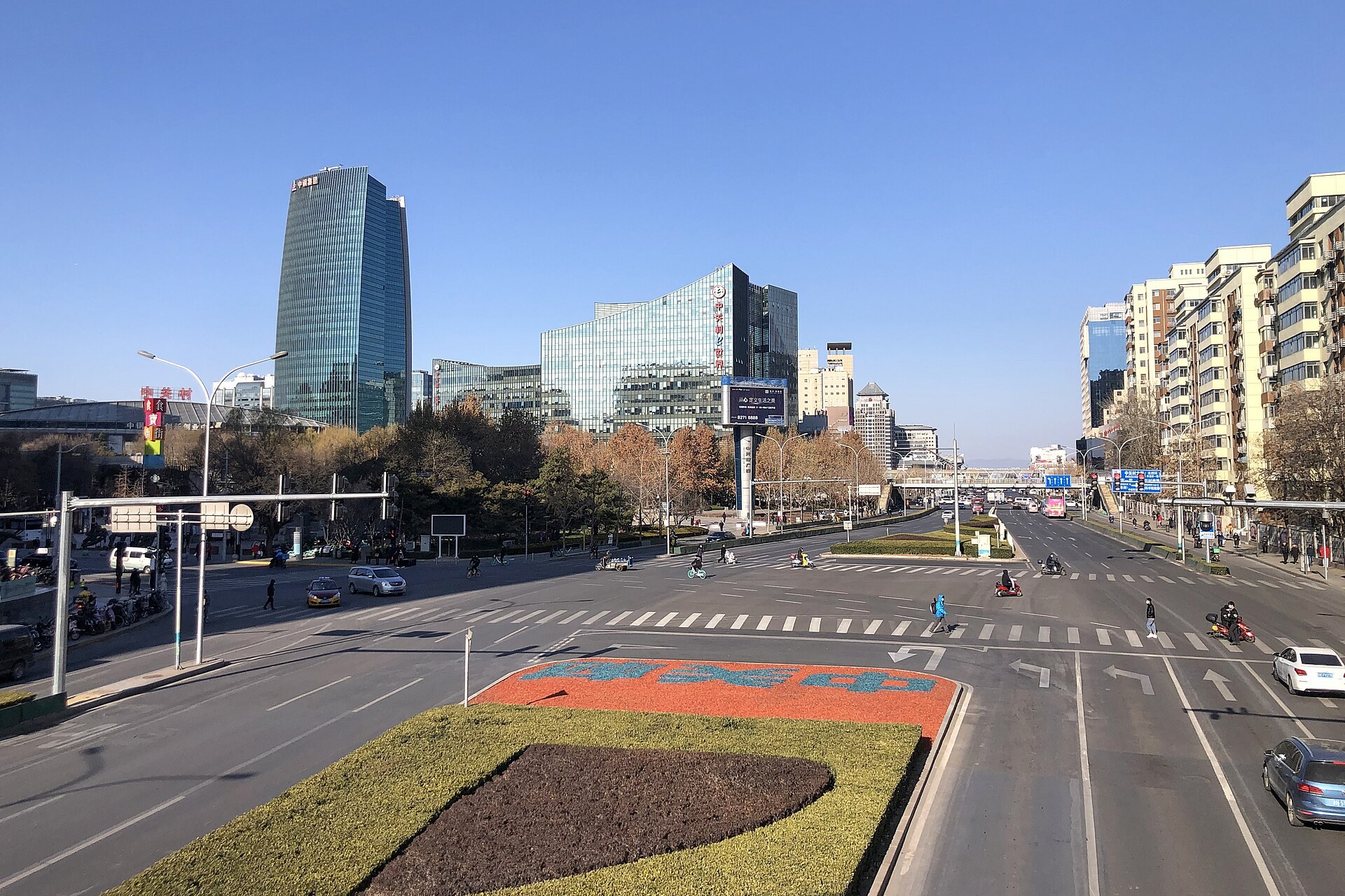 Un grand carrefour de Pékin entouré de tours de bureaux dans le quartier de Zhongguancun.