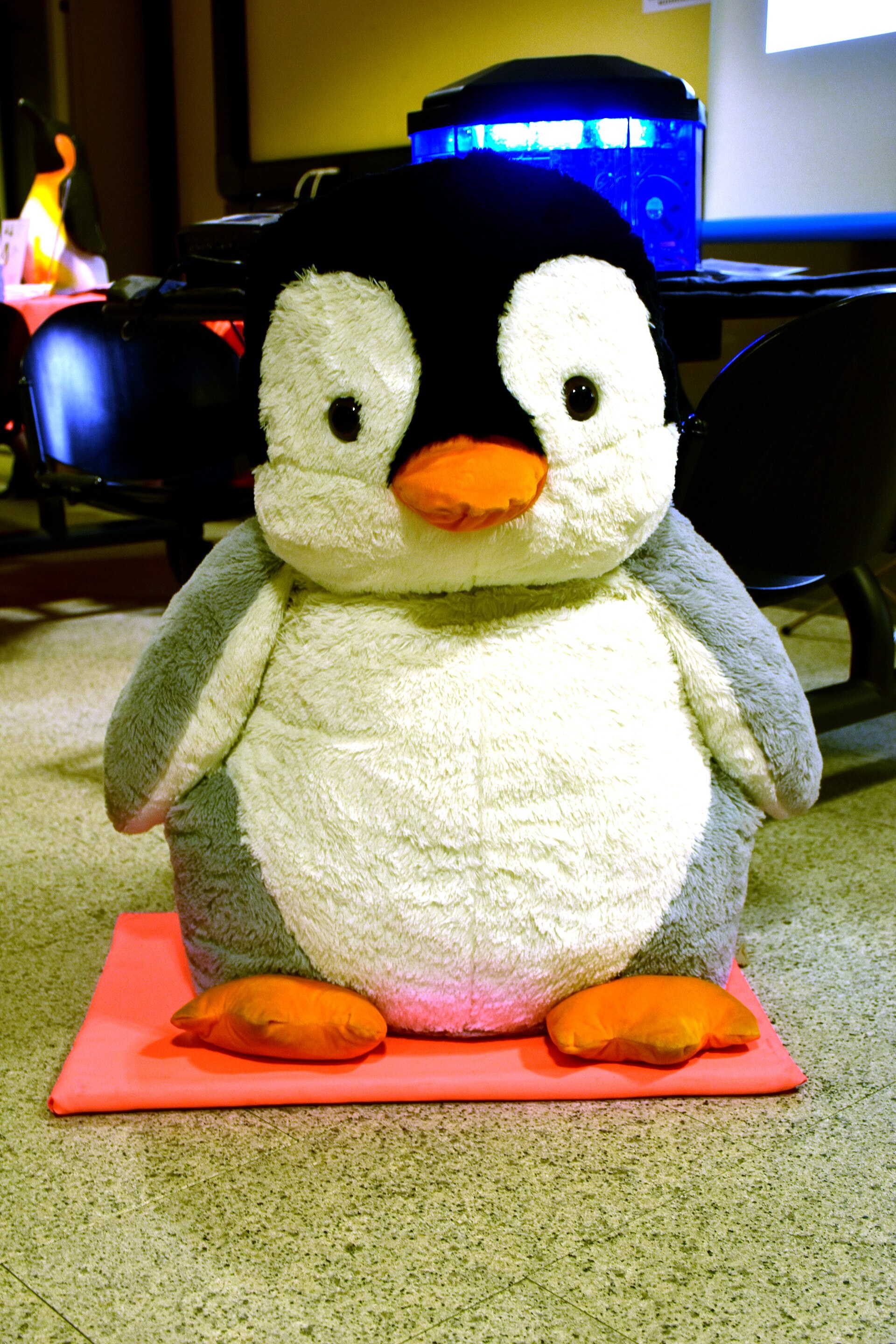 Une grande peluche de Tux, le manchot mascotte de Linux.