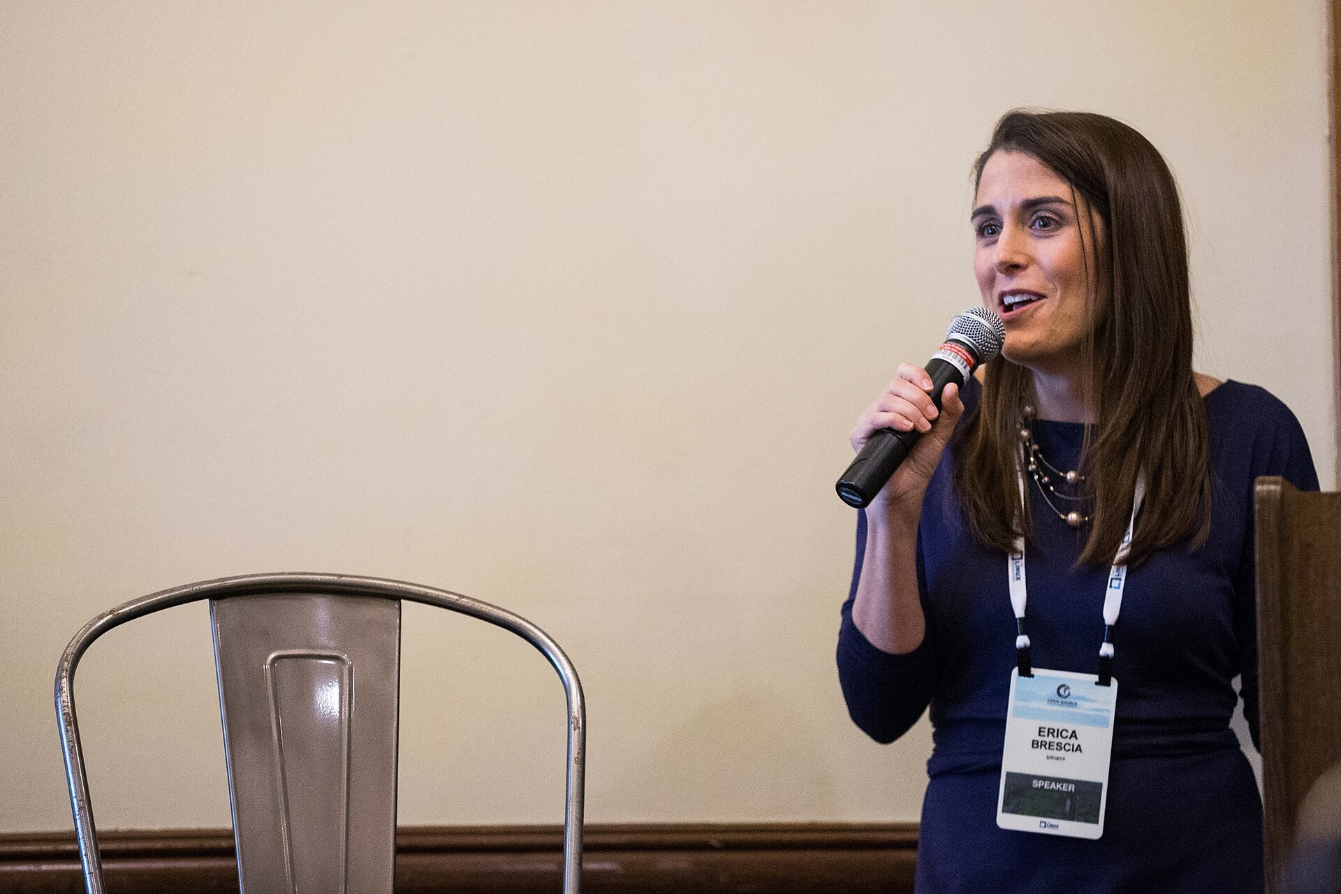 Une intervenante parle au micro lors d'un sommet de la Linux Foundation.