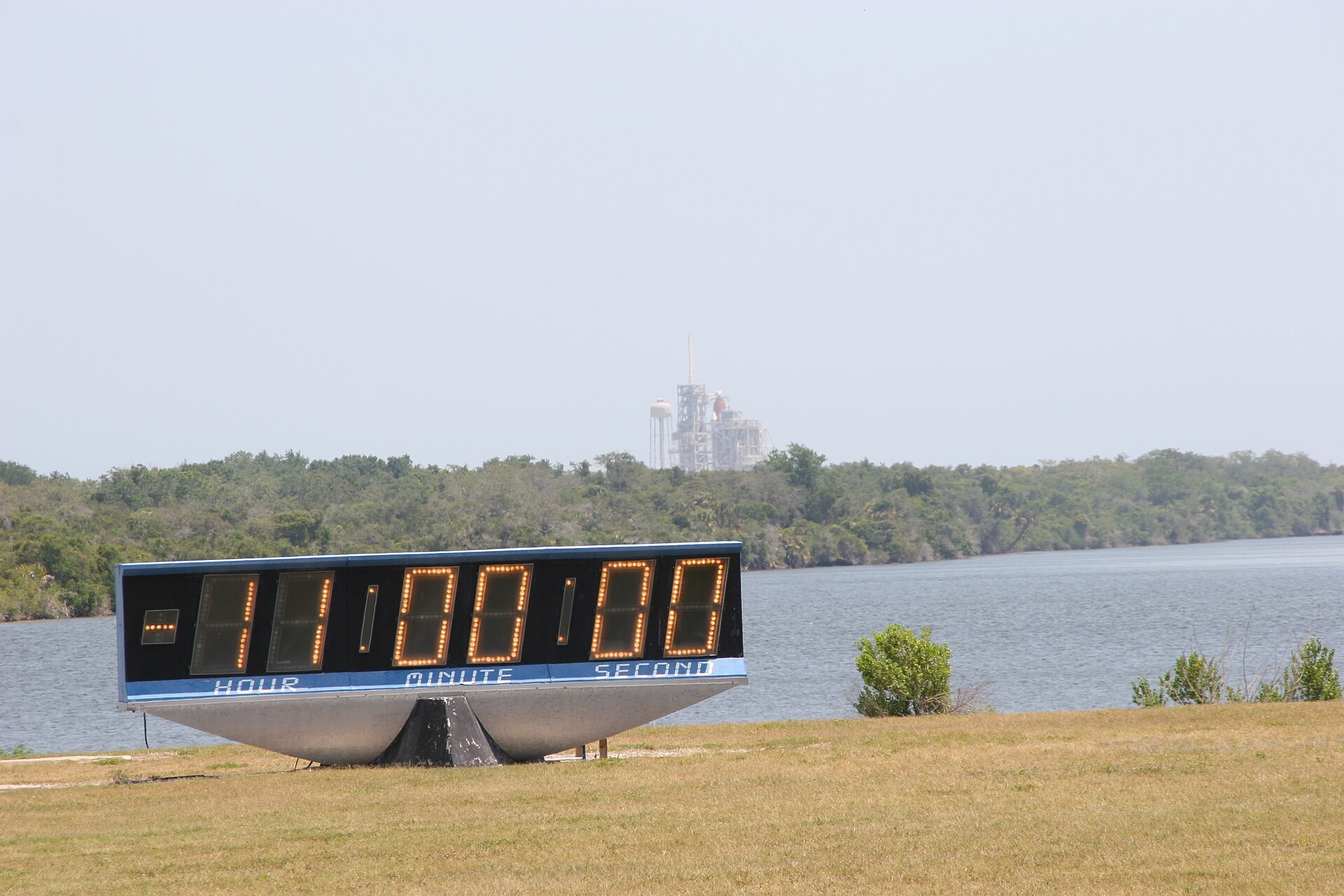 L horloge du compte a rebours du Kennedy Space Center devant le pas de tir.