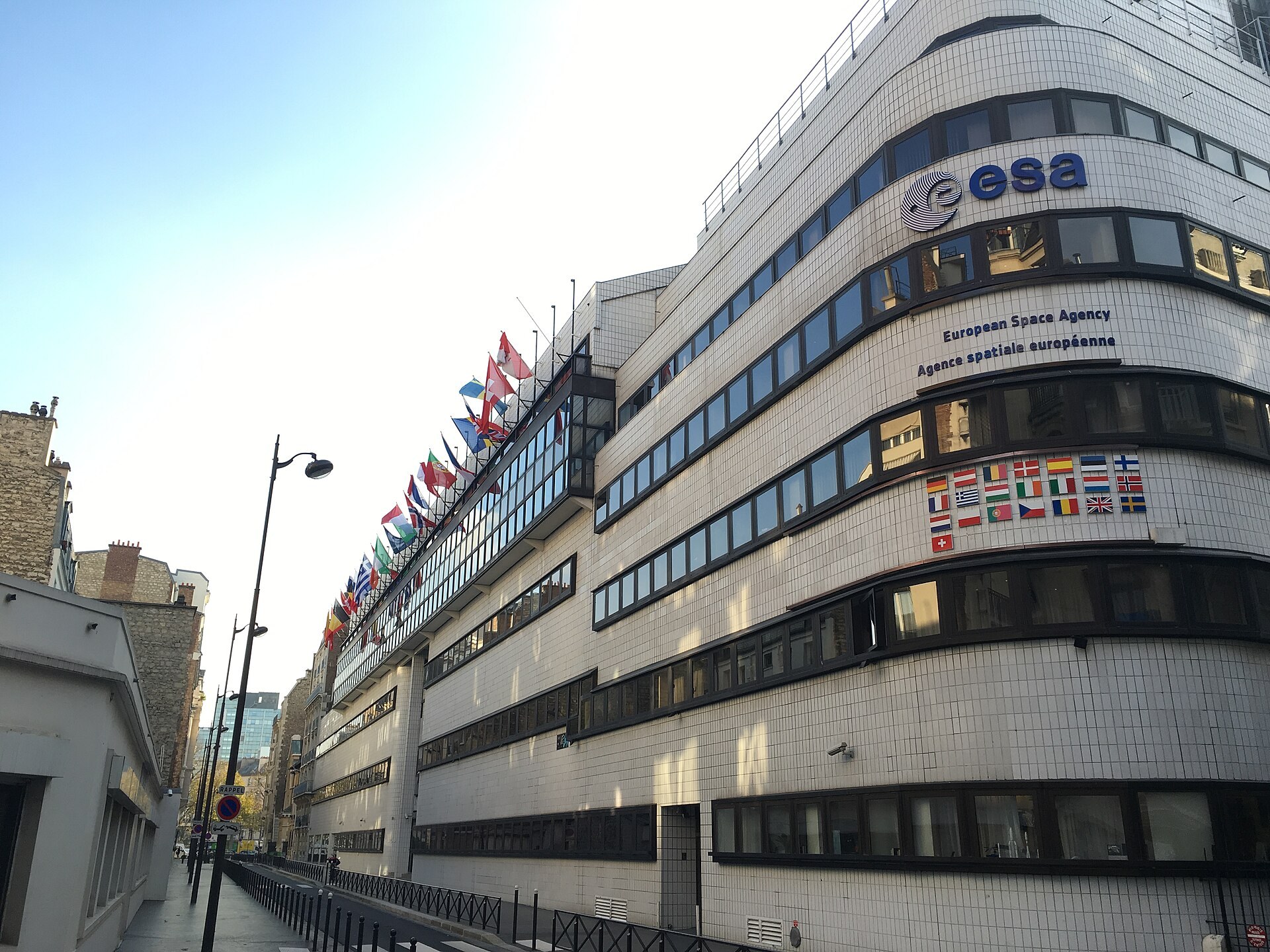 La facade du siege de l Agence spatiale europeenne a Paris, avec les drapeaux des Etats membres.