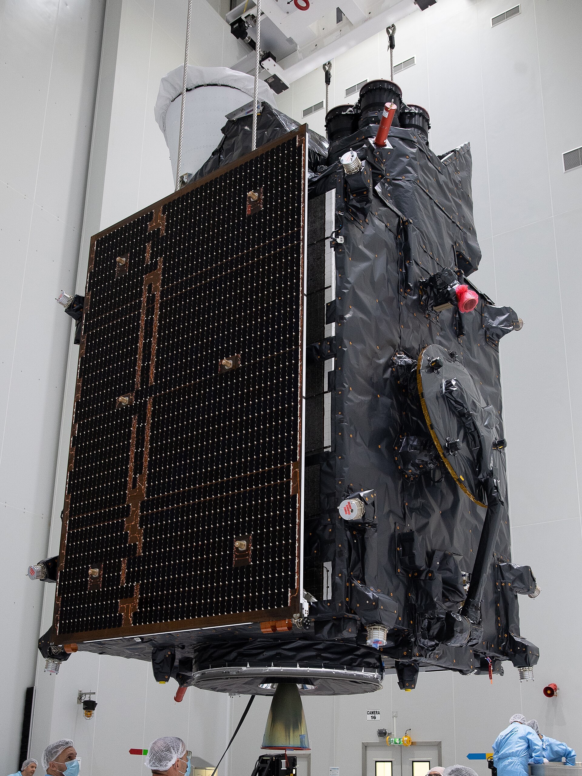 Le satellite meteorologique MTG-I1 fixe sur l adaptateur de son lanceur dans une salle blanche.