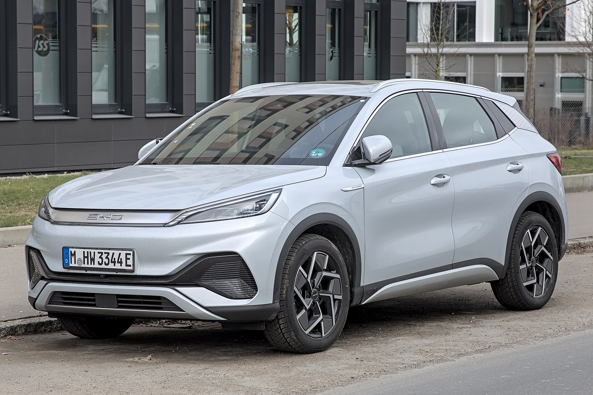 Un SUV electrique BYD Atto 3 gris gare dans une rue.