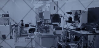 Le réseau de valeur permet au produit d’exister… ou non Une baie de lithographie en salle blanche, vue à travers un grillage, en bichromie bleu sombre