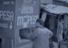 Politics comes down into the company and shapes the product Un kiosque d'agent de paiement mobile dans une rue en terre, une cliente au guichet, en bichromie bleu sombre
