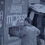 Un kiosque d'agent de paiement mobile dans une rue en terre, une cliente au guichet, en bichromie bleu sombre