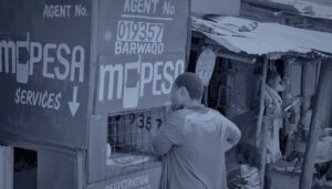 Un kiosque d'agent de paiement mobile dans une rue en terre, une cliente au guichet, en bichromie bleu sombre