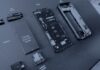 The right to repair opens the product, not yet the factory Les modules détachés d’un téléphone Fairphone 3 posés sur un présentoir noir, en bichromie bleu sombre