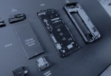 Le droit de réparer ouvre le produit, pas encore l’usine Les modules détachés d’un téléphone Fairphone 3 posés sur un présentoir noir, en bichromie bleu sombre