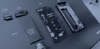 Le droit de réparer ouvre le produit, pas encore l’usine Les modules détachés d’un téléphone Fairphone 3 posés sur un présentoir noir, en bichromie bleu sombre