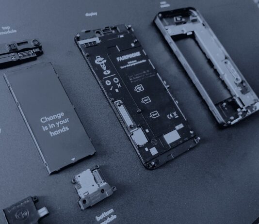 Le droit de réparer ouvre le produit, pas encore l’usine Les modules détachés d’un téléphone Fairphone 3 posés sur un présentoir noir, en bichromie bleu sombre