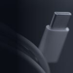 Un câble USB-C blanc et son connecteur en gros plan, en bichromie bleu sombre