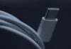 A network carries trust, politics carries obligation Un câble USB-C blanc et son connecteur en gros plan, en bichromie bleu sombre