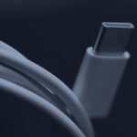 Un câble USB-C blanc et son connecteur en gros plan, en bichromie bleu sombre
