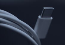 Le réseau fait circuler la confiance, la politique fait circuler l’obligation Un câble USB-C blanc et son connecteur en gros plan, en bichromie bleu sombre