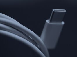Le réseau fait circuler la confiance, la politique fait circuler l’obligation Un câble USB-C blanc et son connecteur en gros plan, en bichromie bleu sombre
