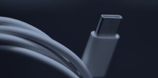 A network carries trust, politics carries obligation Un câble USB-C blanc et son connecteur en gros plan, en bichromie bleu sombre