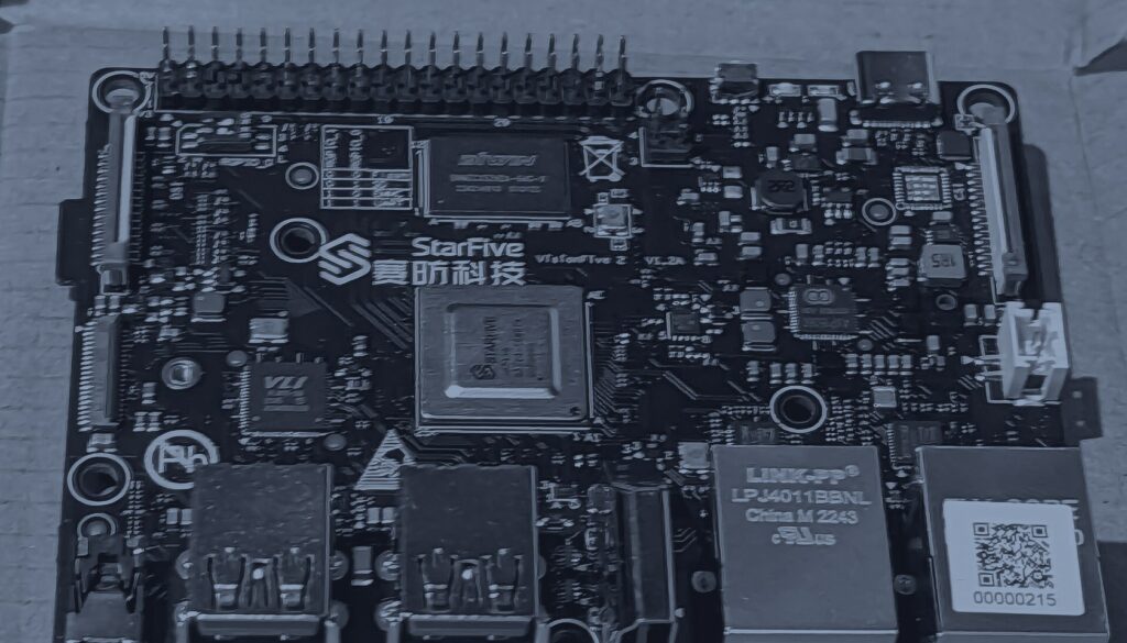 Une carte électronique StarFive VisionFive 2 à processeur RISC-V vue de dessus, en bichromie bleu sombre