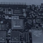 Une carte électronique StarFive VisionFive 2 à processeur RISC-V vue de dessus, en bichromie bleu sombre