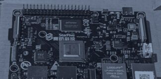 L’open source, outil politique ou pilier d’un réseau ? Une carte électronique StarFive VisionFive 2 à processeur RISC-V vue de dessus, en bichromie bleu sombre