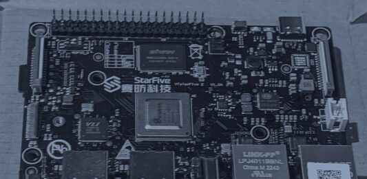 L’open source, outil politique ou pilier d’un réseau ? Une carte électronique StarFive VisionFive 2 à processeur RISC-V vue de dessus, en bichromie bleu sombre