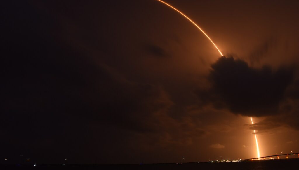 La trajectoire lumineuse d'un lanceur Falcon 9 dans la nuit au-dessus de la Floride, le 27 avril 2024, emportant deux satellites Galileo