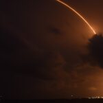 La trajectoire lumineuse d'un lanceur Falcon 9 dans la nuit au-dessus de la Floride, le 27 avril 2024, emportant deux satellites Galileo