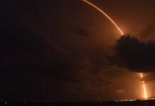 Moins le soutien est fort, plus grande doit être la performance La trajectoire lumineuse d'un lanceur Falcon 9 dans la nuit au-dessus de la Floride, le 27 avril 2024, emportant deux satellites Galileo