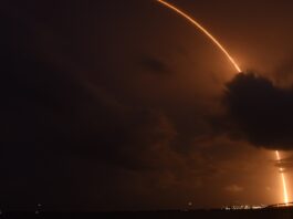 Moins le soutien est fort, plus grande doit être la performance La trajectoire lumineuse d'un lanceur Falcon 9 dans la nuit au-dessus de la Floride, le 27 avril 2024, emportant deux satellites Galileo