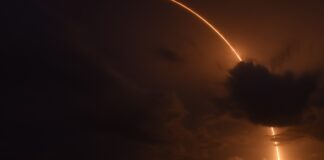 Moins le soutien est fort, plus grande doit être la performance La trajectoire lumineuse d'un lanceur Falcon 9 dans la nuit au-dessus de la Floride, le 27 avril 2024, emportant deux satellites Galileo