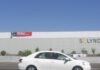 When the state steps back, the risk lands on your balance sheet Le bâtiment de Solyndra à Fremont, en Californie, vu depuis l'autoroute, avec un panneau « for sale » posé sur la façade et l'enseigne de l'entreprise encore en place