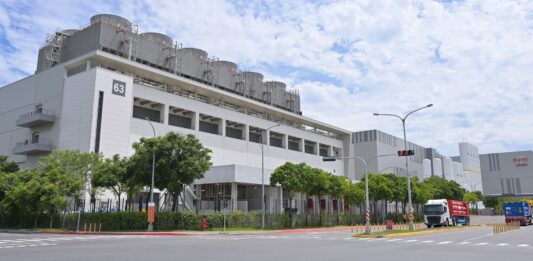 Nvidia owes nothing to anyone, except the ground it is built on L'usine Fab 18 de TSMC dans le parc scientifique du sud de Taïwan, vue depuis la rue, avec ses tours de refroidissement sur le toit et des camions à l'entrée
